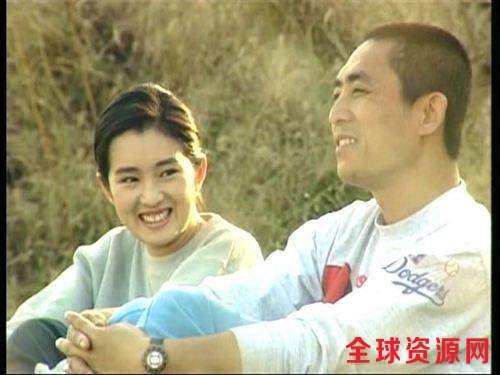 52岁巩俐牵手张艺谋亮相活动，她现场哭成了泪人，网友：深爱过