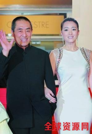 52岁巩俐牵手张艺谋亮相活动，她现场哭成了泪人，网友：深爱过