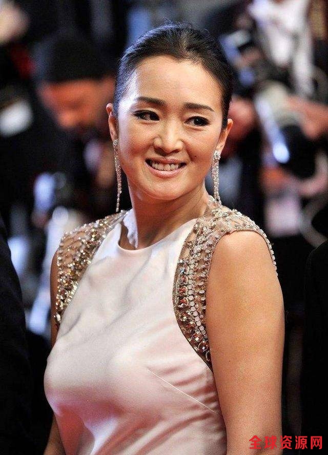 52岁巩俐牵手张艺谋亮相活动，她现场哭成了泪人，网友：深爱过