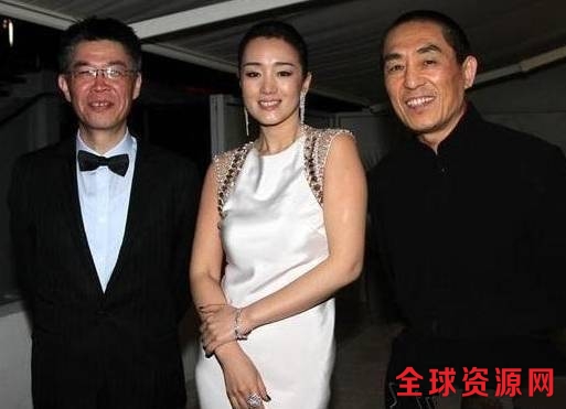 52岁巩俐牵手张艺谋亮相活动，她现场哭成了泪人，网友：深爱过