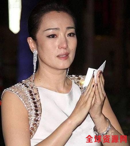 52岁巩俐牵手张艺谋亮相活动，她现场哭成了泪人，网友：深爱过