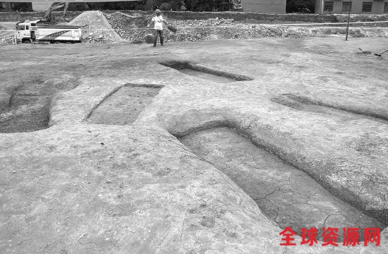  6月10日，长沙开福区伍家岭附近，古墓葬群的考古发掘现场。