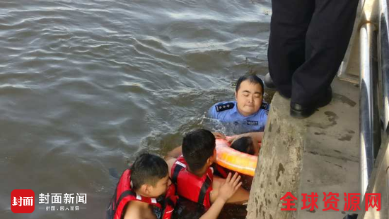 女子跳河轻生拒施救 警察水中托5分钟上岸时累瘫