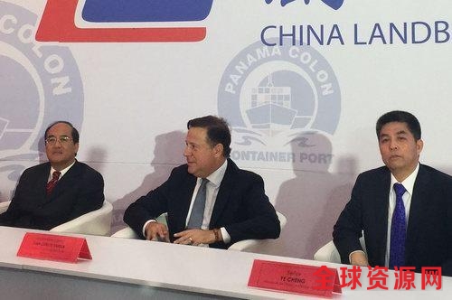 中国巴拿马贸易发展办事处代表王卫华、巴拿马总统巴雷拉和岚桥集团董事长叶成。