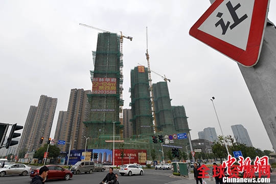 资料图：一处商品房在建中。 <a target='_blank' data-cke-saved-href='http://www.chinanews.com/' href='http://www.chinanews.com/'></p><p align=
