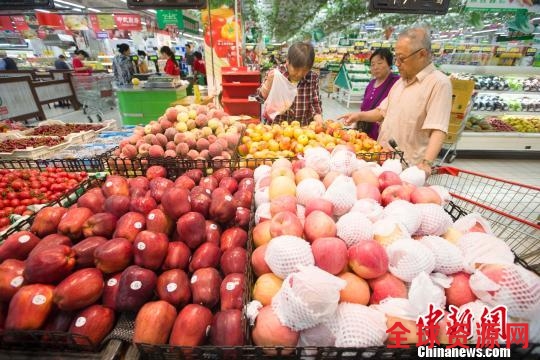 资料图：山西太原，民众在超市选购水果。 张云 摄