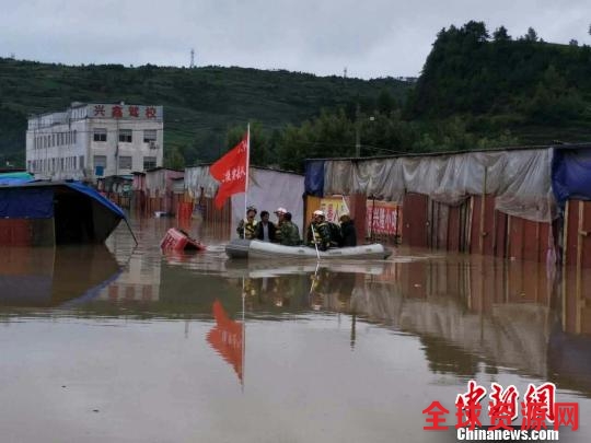 贵州威宁持续降雨导致300余人被困300多台车被淹