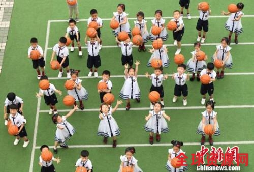资料图：2017年6月12日，江西省新余市城北中心幼儿园的孩子们拍摄毕业照。 赵春亮 摄