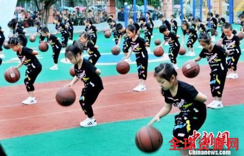 资料图：幼儿园小朋友进行花样拍篮球彩排演练 卓忠伟 摄