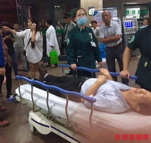 6月15日，重伤伤员陆续转入徐州市医科大学附属医院，急诊部门正在接收伤者。新华社发