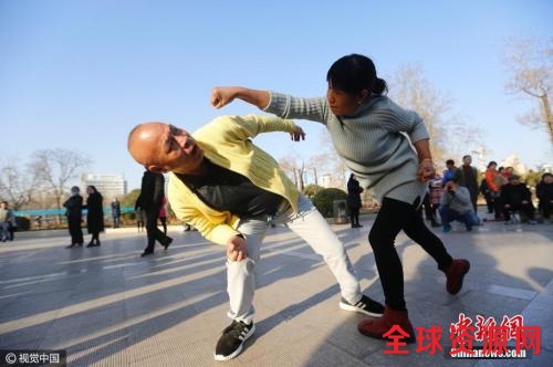 郑州“尬舞天团”。周波 摄 图片来源：视觉中国