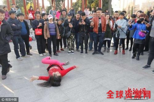 郑州大爷大妈“尬舞”引围观。周波 摄 图片来源：视觉中国