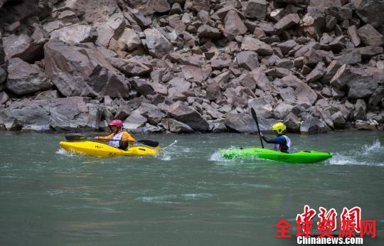 图为6月16日，漂流进行时。 何蓬磊 摄
