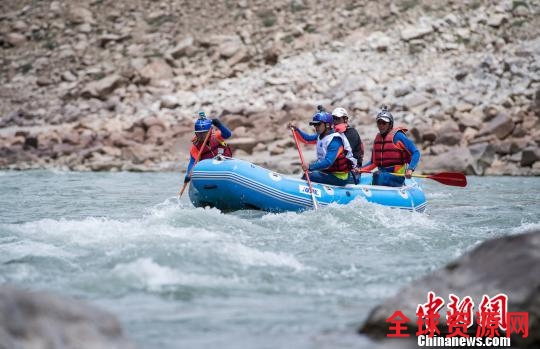图为6月16日，多人充气漂流艇比赛现场。 何蓬磊 摄