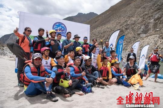 图为6月16日，首届中尼国际漂流友谊赛赛后队员合影留念。 何蓬磊 摄