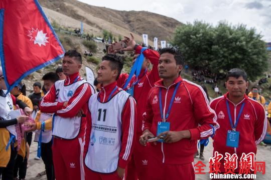 图为6月16日，首届中尼国际漂流友谊赛尼泊尔代表队。 何蓬磊 摄