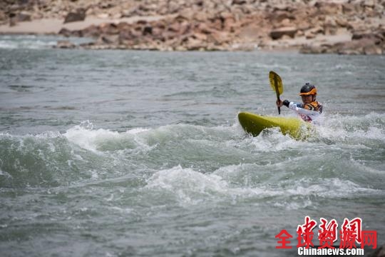 图为6月16日，漂流进行时。 何蓬磊 摄