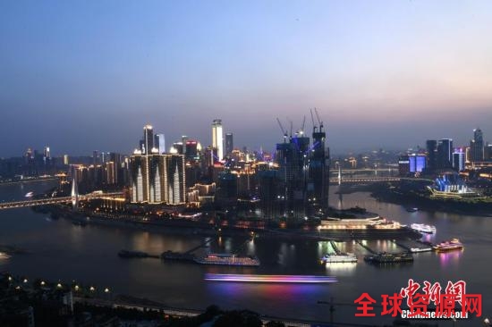 多座跨江大桥连接重庆渝中半岛。陈超 摄 多座跨江大桥连接重庆渝中半岛。陈超 摄