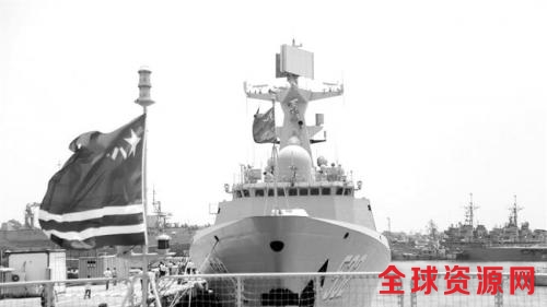 图说：17日，到访的中国军舰停靠在伊朗阿巴斯港。