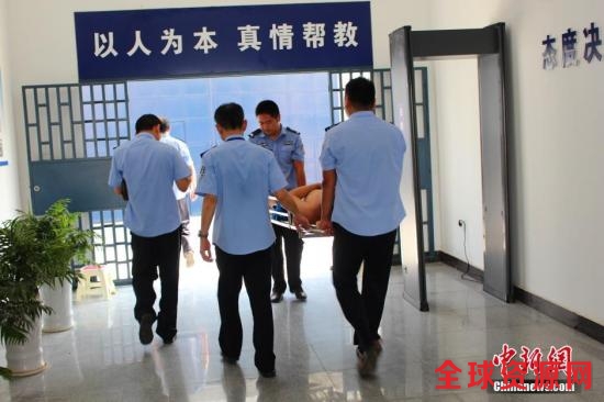 资料图:湖北省枝江市看守所,民警和狱医对突然晕倒的在押人员立即进行处置,并将其送往协作医院诊疗。秦燕 摄 资料图:湖北省枝江市看守所,民警和狱医对突然晕倒的在押人员立即进行处置,并将其送往协作医院诊疗。秦燕 摄
