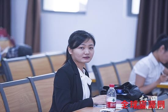 考场里，考生与考官相对而坐，一人同时应对七人的考评。