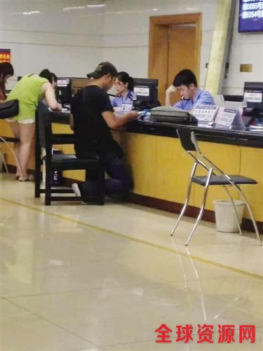 网传的“下跪”图片 点击进入下一页