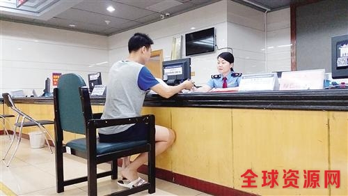 正常办理业务的市民是坐着的(青秀区工商质监局供图) 点击进入下一页