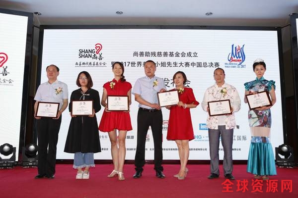 颁发大赛创业导师团聘书