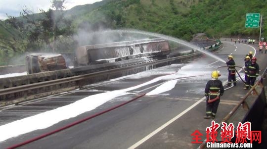 云南高速路上一油罐车侧翻起火爆炸无人员伤亡