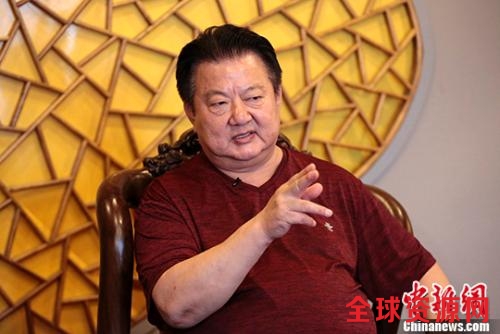 中国人民解放军陆海空三军仪仗队原大队长程志强日前在北京接受<a target='_blank' href='http://www.chinanews.com/'>中新社记者专访,描述其亲历的香港回归细节,追忆北京时间1997年6月30日23时59分48秒,香港会展中心内的香港政权交接仪式关键时刻、香港回归前的最后12秒的故事。 中新社记者 李慧思 摄 点击进入下一页