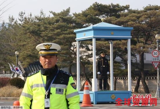 2月3日，警察在韩国首尔青瓦台总统府外警戒。