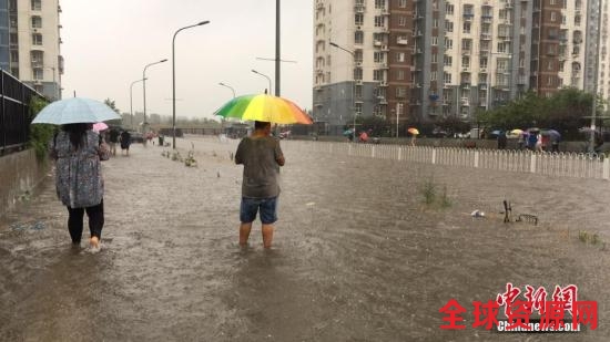 6月23日清晨，北京降雨持续，并出现了短时大雨。 中新网记者 赵珊珊 摄
