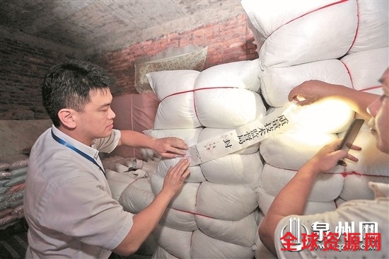 执法人员贴上封条