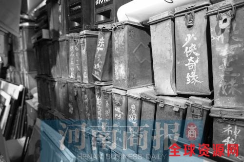 郑州老人收藏几十万藏品堆满40多个房间 花光所有积蓄