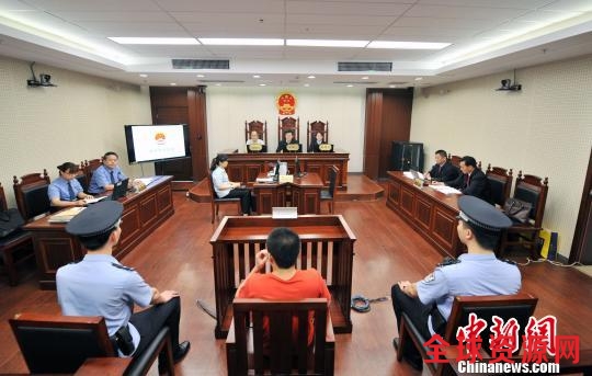 南京持刀伤医案凶手被判抢劫罪,当庭供述与被害人素不相识系随机作案。 鼓研 摄 南京持刀伤医案凶手被判抢劫罪,当庭供述与被害人素不相识系随机作案。 鼓研 摄