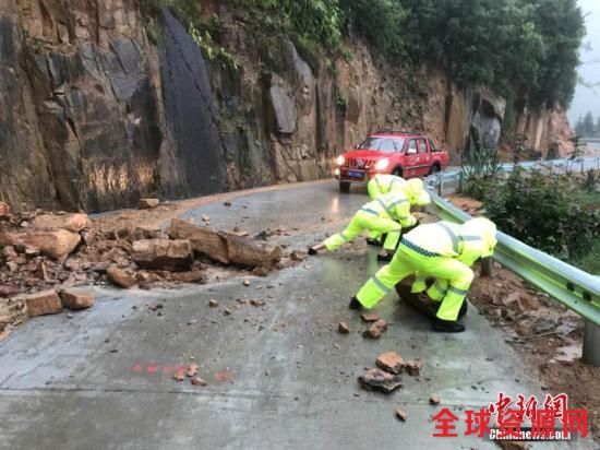 6月23日，据浙江省丽水市遂昌县出现多雨天气。22日12时至18时，该县平均降雨量38毫米。根据雨情变化，遂昌县迅速启动防汛II级应急响应。此次暴雨洪水导致柘岱口、黄沙腰、龙洋、王村口等乡镇出现了民房进水倒塌、道路中断、堤防损毁、电力通讯中断等险情、灾情。灾害发生后，当地公安迅速赶赴受灾严重乡镇，转移、疏散被困群众。民警正在清理道路上的滚石。 丽水市公安局遂昌县分局 供图