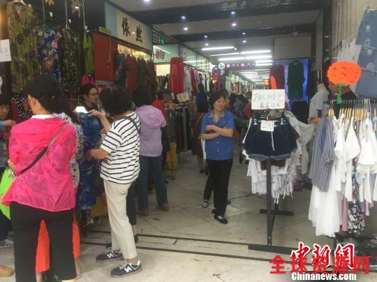 24日，北京“动批”万容天地市场正式启动疏解，开始大甩卖。 曾鼐 摄