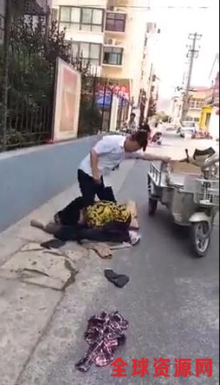 打人视频截图。于从文