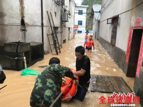 浙江龙洋乡转移受困民众 遂昌宣传部提供 浙江龙洋乡转移受困民众 遂昌宣传部提供