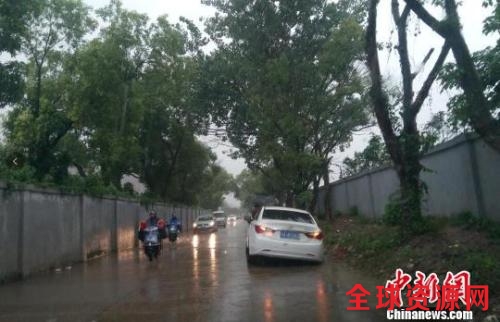 6月23日傍晚,江西省南昌市暴雨如注造成局部道路积水,一辆白色轿车误判路况,陷入水沟无法动弹。 吴艳珍 摄 6月23日傍晚,江西省南昌市暴雨如注造成局部道路积水,一辆白色轿车误判路况,陷入水沟无法动弹。 吴艳珍 摄