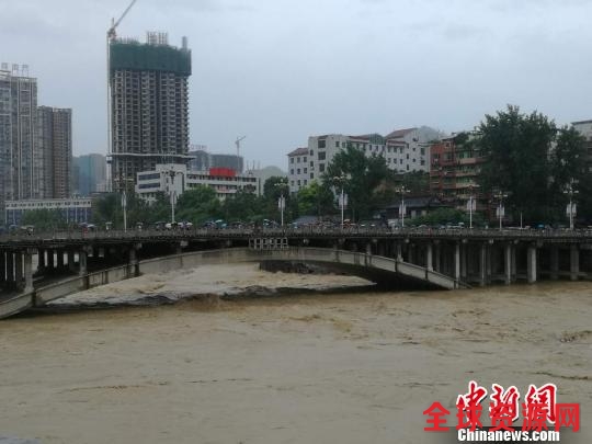 贵州铜仁遭暴雨袭击市内积水最高达1米