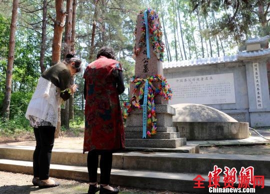 两名日本遗孤代表在墓碑前祭拜 王舒 摄