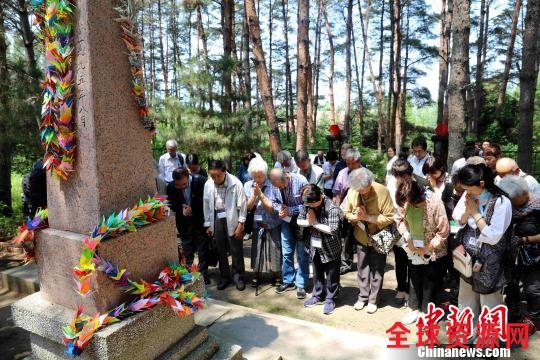 日本遗孤代表赴“中国养父母公墓”祭扫