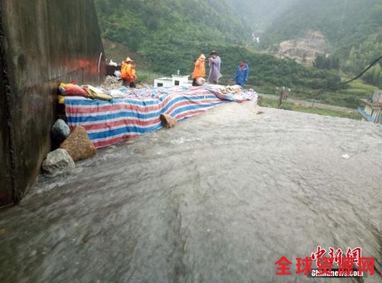 数日来的强降雨导致江西境内多条高速发生泥石流、山体滑坡等自然灾害，道路通行受阻。6月24日，杭瑞高速江西省景婺黄段252公里、263公里等多处路段被阻断；济广高速景鹰段景德镇枢纽（安徽往景德镇方向）道路出现山体塌方；永武高速、武吉高速因边坡塌方、泥石流阻塞车道。目前，江西高速公路养护管理部门已经组织抢险队伍和设备，正在现场开展抢险工作。图为6月24日，杭瑞高速公路江西境内景婺黄段多处发生泥石流、山体滑坡等自然灾害，道路通行受阻。 夏睿德/图 王剑/文