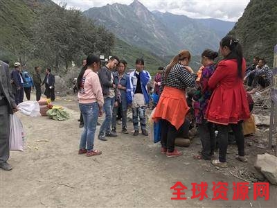 家园变成废墟,王泽佩姐弟4人想起亲人,痛哭