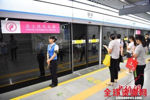 6月26日，深圳地铁率先在1、3、4、5号线双方向列车首、末节车厢进行女士优先车厢试点工作，深圳地铁通过站内广播、导向标识、车站告示等方式进行引导。目前深圳地铁日客运量达450万人次。 陈文 摄