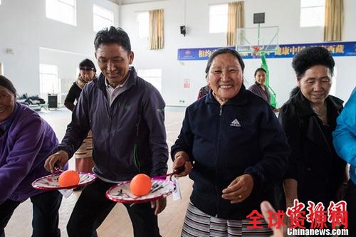 6月22日，藏族老人学习柔力球。当天，“相约动起来 健康中国人”2017年香港赛马会助力全民健身公益系列活动在西藏拉萨启动，柔力球作为培训项目之一，来到了雪域高原西藏。柔力球是一项比较新兴的运动，该运动已经在中国国内大中城市开展起来了，深受老人的喜欢。中新社记者 何蓬磊 摄