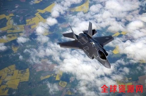 美国的F-35隐形战斗机集战斗、轰炸、侦察与预警能力于一身。 美国的F-35隐形战斗机集战斗、轰炸、侦察与预警能力于一身。