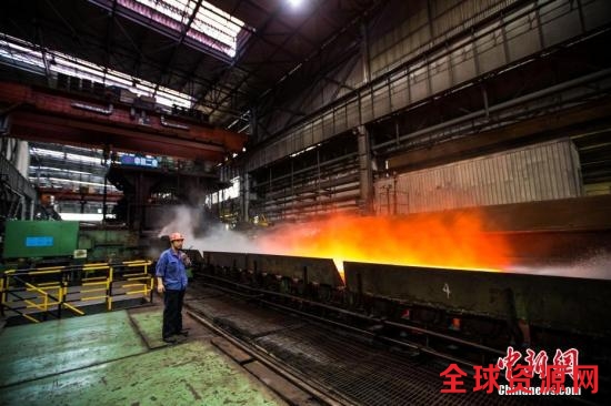 资料图：钢铁炼制工人正在工作。 李南轩 摄