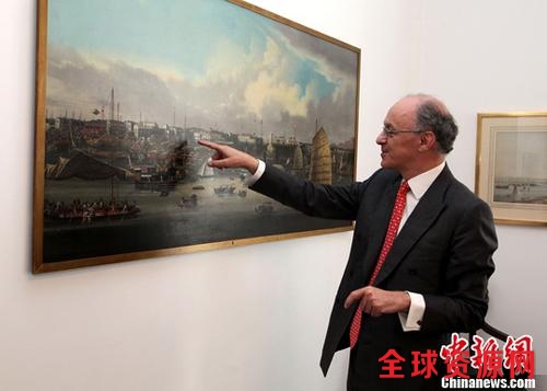 近日,英中贸易协会主席、怡和集团执行董事詹姆斯·沙逊勋爵接受中新社记者专访。他向记者介绍怡和集团会议室内的一幅油画,描绘的是19世纪广州码头风貌。 中新社记者 周兆军 摄 近日,英中贸易协会主席、怡和集团执行董事詹姆斯·沙逊勋爵接受中新社记者专访。他向记者介绍怡和集团会议室内的一幅油画,描绘的是19世纪广州码头风貌。 中新社记者 周兆军 摄
